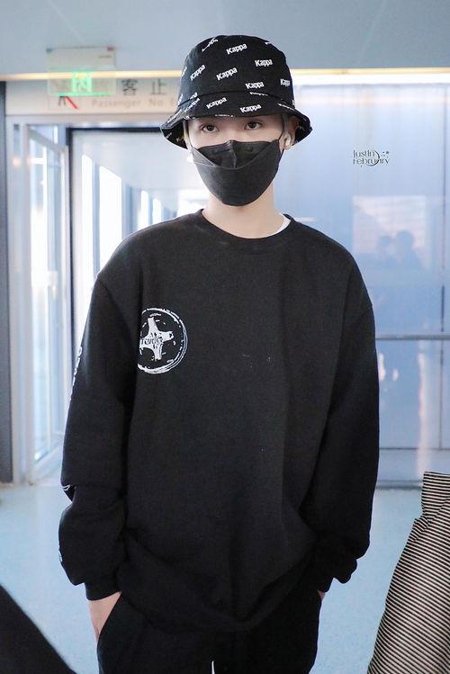 黄明昊机场爆料图片最新,潮流穿搭引热议